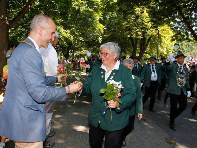 Menschen bei einem Festumzug.